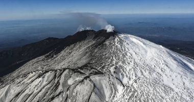 Imagini rare cu vulcanul Etna care erupe în plină iarnă. Momentul este inedit