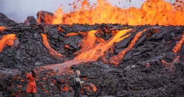 Stire din Actualitate : Un vulcan situat în apropierea capitalei Islandei a intrat în erupţie