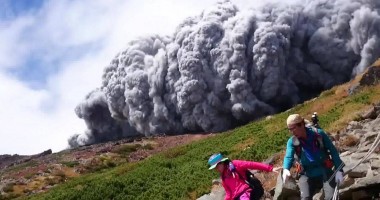 Stire din Actualitate : Erupția vulcanului din Japonia: Zeci de morți și dispăruți