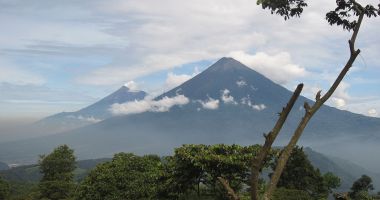 Stire din Actualitate : Vulcanul Fuego din Guatemala a intrat în erupţie