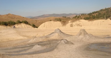 Locul din România unde pământul a dat în clocot - 6