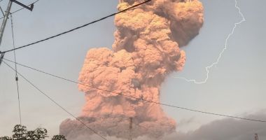 Stire din Actualitate : Zboruri anulate către Bali din cauza unui vulcan