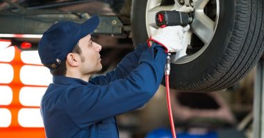 Stire din Actualitate : Șoferii se pregătesc pentru iarnă. Au format cozi la vulcanizări pentru a-şi schimba anvelopele