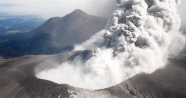 Stire din Actualitate : Imagini apocaliptice! Un mort și 30 de răniți, după ce un vulcan din Japonia a intrat în erupție