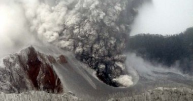 Stire din Actualitate : Vulcanul Rokatenda din Indonezia a erupt: Cinci persoane au murit