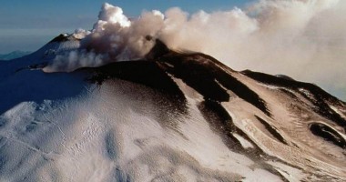 Stire din Actualitate : Nouă erupție a vulcanului Etna, a doua din 2012