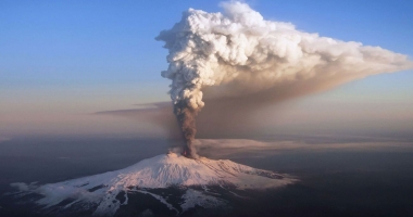 Stire din Eveniment : Zeci de turiști și jurnaliști răniți în urma erupției vulcanului Etna