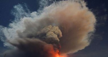 VIDEO. Imaginile zilei. Vulcanul Etna a iluminat cerul nocturn printr-o erupţie spectaculoasă