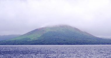 Stire din Actualitate : Vulcanul submarin din Vanuatu, East Epi, a intrat în erupţie