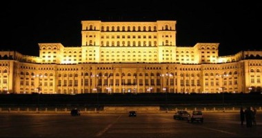 Stire din Social : Lanț uman în jurul Palatului Parlamentului, ca formă de protest împotriva proiectului Roșia Montană