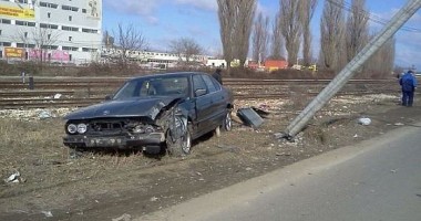 Stire din Eveniment : VIDEO INCREDIBIL la Constanța /Șoferul unui BMW urmărit de Poliție a intrat într-un stâlp (VIDEO)