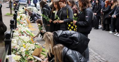 Stire din Actualitate : Mii de oameni s-au adunat în fața școlii din Belgrad în care au fost uciși 8 copii, pentru a se reculege