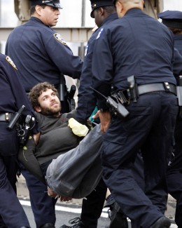 Protestatarii anti-Wall Street, evacuați  de polițiștii new-yorkezi