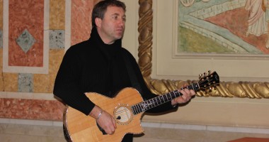 Stire din Cultură-Educație : De ziua românilor ne întâlnim cu Flacăra de Folk
