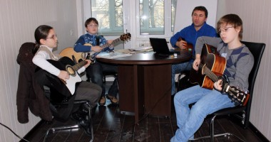 Stire din Cultură-Educație : "Tot timpul iau copii să cânte cu mine în concerte"