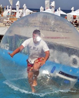 Stire din Diverse : Water Ball, distracție  în "bila năzdrăvană"