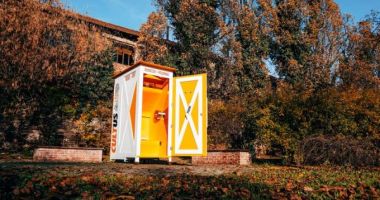 Stire din Actualitate : Un tânăr român a inventat toaleta curățată cu rumeguș în loc de apă: "Nicăieri în lume nu mai există aşa ceva"