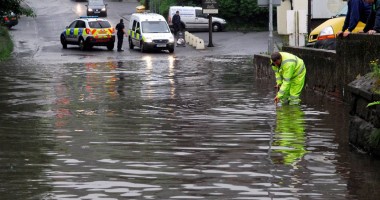 Stire din Actualitate : Sute de mii de case din Marea Britanie și Irlanda au rămas fără electricitate din cauza intemperiilor