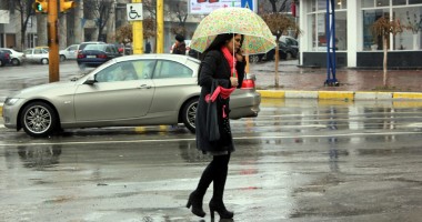 Atenționare meteo. Week-end cu temperaturi scăzute, ploi și intensificări ale vântului