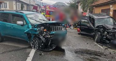 Stire din Eveniment : Şapte copii implicaţi într-un accident rutier! Şoferul uneia dintre maşinile din coliziune era băut