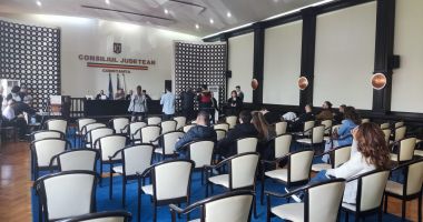 Stire din Politică-Administrație : Unde sunt câștigătorii licitațiilor pentru sectoarele de plajă? Primăria i-a chemat la discuții, sala e aproape goală!