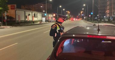 Stire din Eveniment : Prinși că întrețineau raporturi sexuale în autoturism