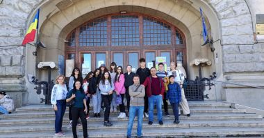 Stire din Cultură-Educație : GALERIE FOTO. Vizita partenerilor din Turcia la Școala Nr.16 „Marin Ionescu Dobrogianu”