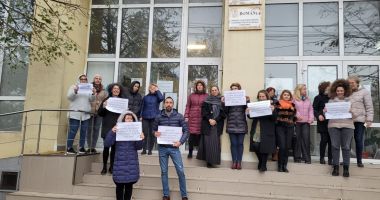 Stire din Social : Protest la Agenția Județeană pentru Ocuparea Forței de Muncă Constanța, în fața sediului