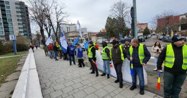 Stire din Eveniment : Protest la IPJ Constanța. ”O Poliție slabă înseamnă un stat de drept nesigur, incompetent, chiar corupt”
