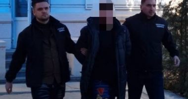 Stire din Eveniment : Reținuți de polițiști, după ce au furat telefonul unui minor de 14 ani