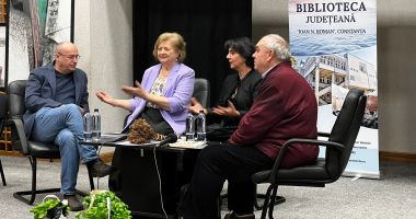 Stire din Cultură-Educație : Lansare cu parfum de "Flori de busuioc", autor Aurelia Lăpușan. "O carte pe care am vrut să mi-o dăruiesc"