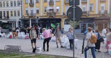 Stire din Politică-Administrație : Cozi la Constanţa, la predarea sacilor cu buletine de vot! Organizarea a lăsat de dorit