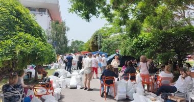 Stire din Politică-Administrație : FOTO. Personalul secțiilor de votare așteaptă în fața Prefecturii Constanţa: "Știm când am început munca, nu știm când o terminăm"