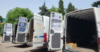 FOTO. Personalul secțiilor de votare așteaptă în fața Prefecturii Constanţa: "Știm când am început munca, nu știm când o terminăm" - 2