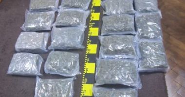 Stire din Eveniment : Arestat pentru că a adus în țară, prin curier, 10 kilograme de canabis, pentru a le vinde la festivaluri sau la alte evenimente