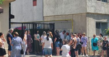 Stire din Cultură-Educație : Note de infarct după recorectarea lucrărilor la Evaluarea Națională. Patru elevi au primit 10 la matematică
