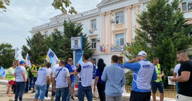 Stire din Eveniment : FOTO. PROTEST LA CONSTANŢA! Poliţiştii îşi strigă nemulţumirile! Şeful IPJ: "Ne dorim să rezolvăm toate problemele"