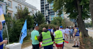 FOTO. PROTEST LA CONSTANŢA! Poliţiştii îşi strigă nemulţumirile! Şeful IPJ: "Ne dorim să rezolvăm toate problemele" - 4