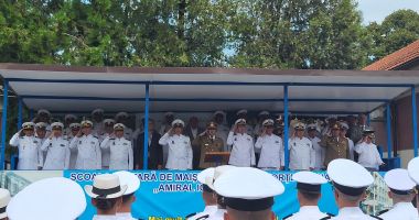 Stire din Cultură-Educație : FOTO. Momente emoţionante la Constanţa. 68 de elevi devin astăzi maiștri militari