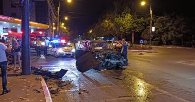 Stire din Eveniment : Bolizi de zeci de mii de euro făcuți praf în sensul giratoriu de pe Soveja. Victime nevinovate ajunse la spital