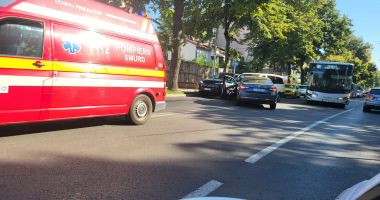 Stire din Eveniment : Două mașini s-au tamponat pe Bulevardul Ferdinand! Traficul este îngreunat, salvatorii sunt la fața locului