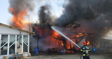 Stire din Eveniment : UPDATE / Incendiu la Cuza Vodă. O persoană este imobilizată într-o locuinţă