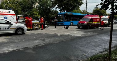 Accident la ”Dacia”. Un livrator de mâncare, lovit de un taxi