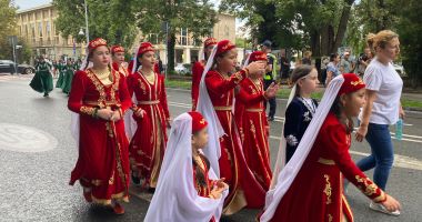 Paradă pe bulevardul Tomis. Comunitatea Turco-Tătară defilează pe străzile din Constanța - 2
