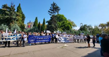 Stire din Economie : Angajații de la Autoritatea Navală Română protestează în fața Prefecturii. Vor salarii mai mari