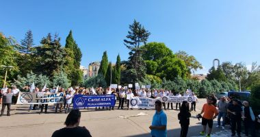 Angajații de la Autoritatea Navală Română protestează în fața Prefecturii. Vor salarii mai mari - 2