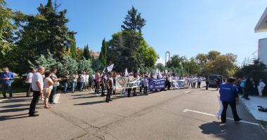 Angajații de la Autoritatea Navală Română protestează în fața Prefecturii. Vor salarii mai mari - 3
