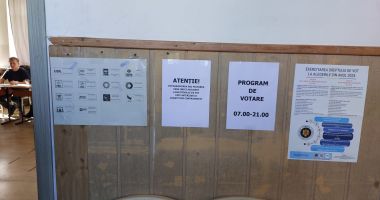 Stire din Eveniment : Şi-a fotografiat buletinul de vot, iar acum suportă consecinţele. Iată cu ce sumă a fost amendată femeia