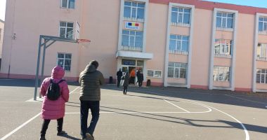 Stire din Social : Prezentarea de sondaje la ieşirea de la urne, înainte de încheierea votării, sancţionată