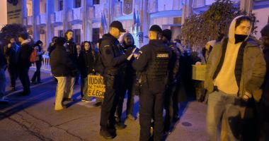 Protestele împotriva lui Călin Georgescu au ajuns la Constanţa! “Noi suntem poporul, jos cu dictatorul!” - 4